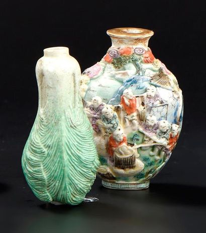 Deux tabatières en porcelaine Chine L'une...