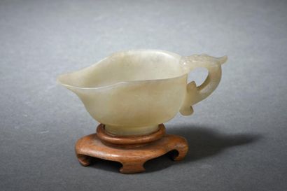 Petite verseuse en jade céladon pâle sculpté...