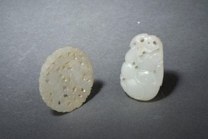 Deux pendentifs en jade blanc et céladon...