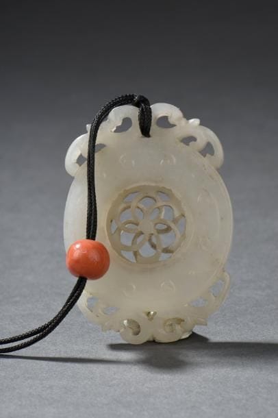 Pendentif en jade céladon pâle sculpté Chine,...
