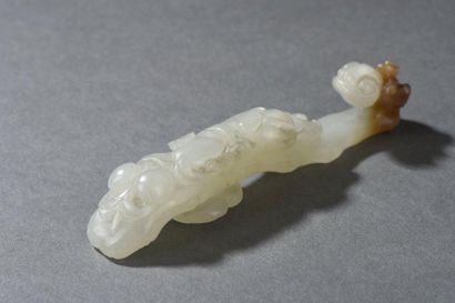 Fibule en jade blanc et brun sculpté Chine...