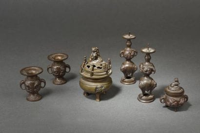 Garniture miniature en bronze de cinq pièces,...