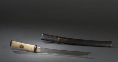 Tanto Japon Le fourreau en bois laqué noir,...