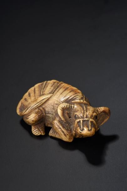 Netsuke en os Japon, XIXe siècle Représentant...