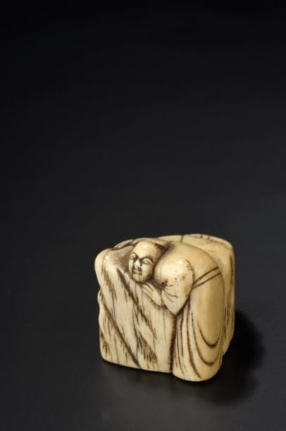 Netsuke en ivoire Japon, XVIIIe siècle Représentant...