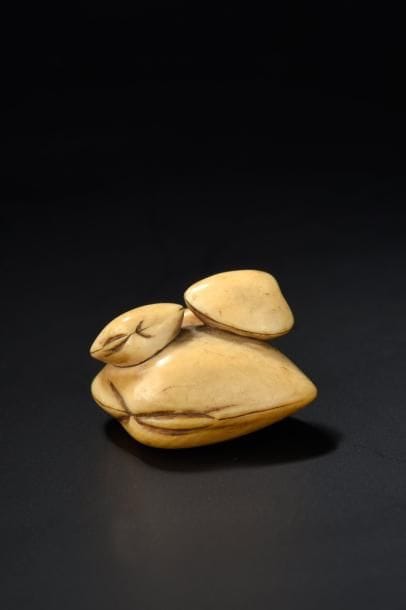 Netsuke en ivoire Japon, XVIIIe siècle Représentant...