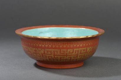 Bol en porcelaine à fond corail et décor...