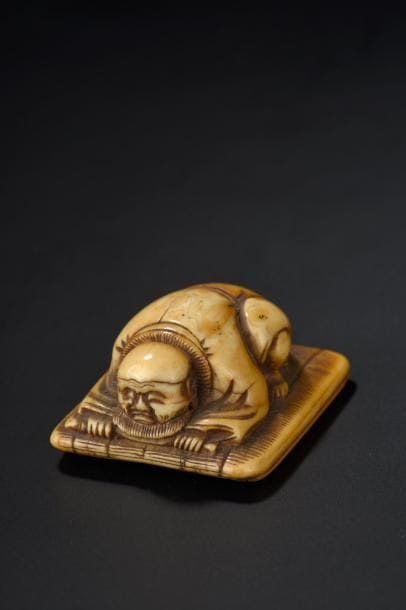 Netsuke en ivoire Japon, XVIIIe siècle Représentant...