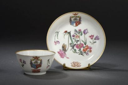 Sorbet et soucoupe en porcelaine polychrome...