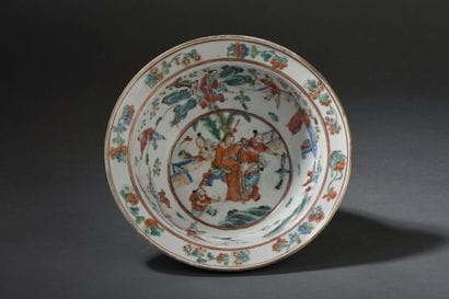 Petit bassin en porcelaine polychrome Chine,...