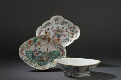 Trois coupes à pied en porcelaine polychrome...