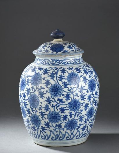 Grande potiche couverte en porcelaine bleu...