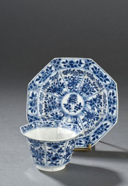 Coupe et soucoupe en porcelaine bleu blanc...
