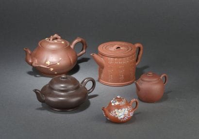 Cinq théières couvertes en grès Yixing Chine...