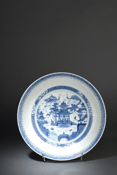 Plat en porcelaine bleu blanc Chine Le centre...