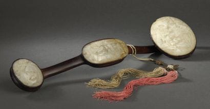 Sceptre ruyi en bois et jade céladon pâle...