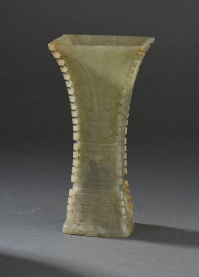 Vase Gu en jade céladon sculpté Chine Quadrangulaire...