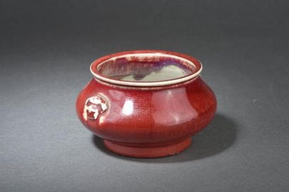 Brûle-parfum en porcelaine sang de boeuf...