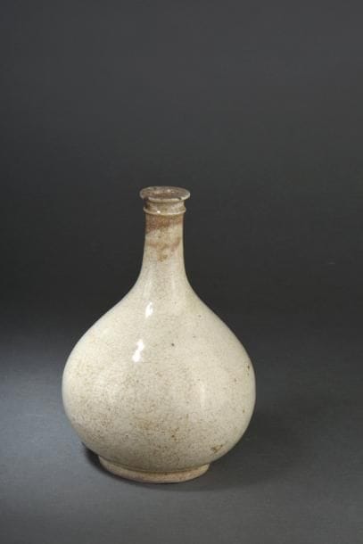 Vase bouteille en porcelaine à glaçure beige...