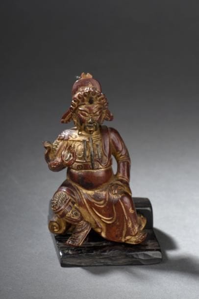 Statuette de gardien en bois laqué rouge...