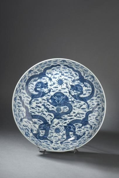 Grand plat en porcelaine bleu blanc Chine,...