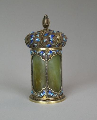 Lot 70 bis
Pot couvert en jade épinard, monture...