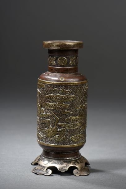Vase rouleau miniature en bronze Chine, atelier...