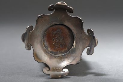Vase rouleau miniature en bronze Chine, atelier...