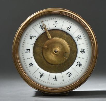 Pendule de table en cuivre ciselé et émail...