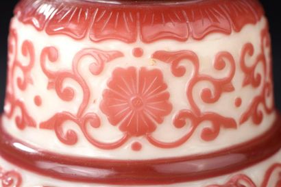 Chandelier en verre blanc et overlay rouge...