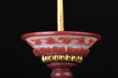 Chandelier en verre blanc et overlay rouge...