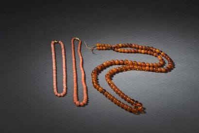 Collier en perles d'ambre et deux colliers...