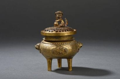 Brûle-parfum tripode couvert en bronze doré...