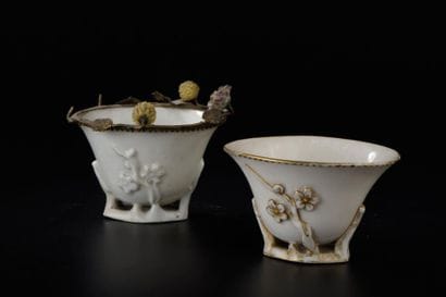 Deux coupes libatoires en porcelaine blanc...