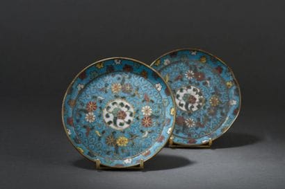 Paire de coupelles en bronze et émaux cloisonnés...