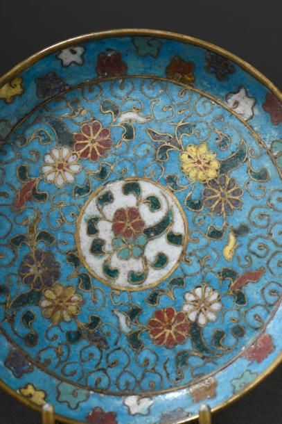 Paire de coupelles en bronze et émaux cloisonnés...