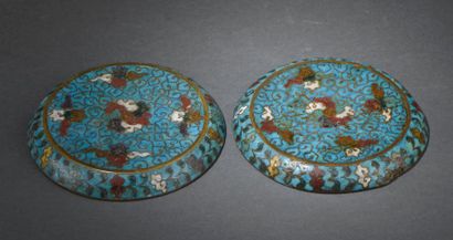 Paire de coupelles en bronze et émaux cloisonnés...