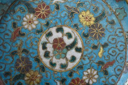 Paire de coupelles en bronze et émaux cloisonnés...