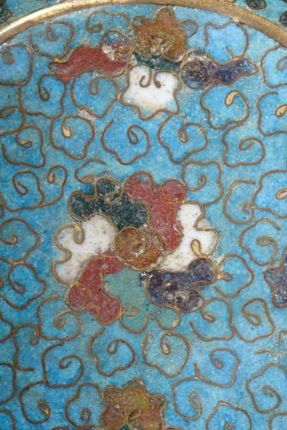 Paire de coupelles en bronze et émaux cloisonnés...