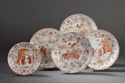 Quatre plats et une assiette en porcelaine...