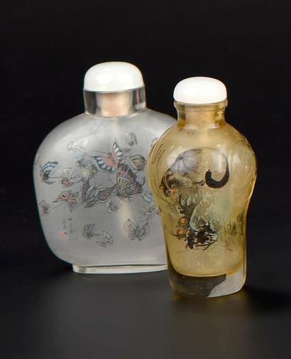 Deux tabatières en verre, peintes à l'intérieur...