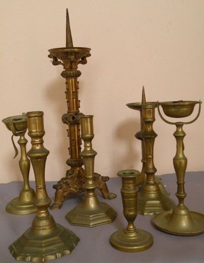 Lot de huits bougeoirs et deux lampes à huile....