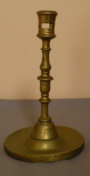 Bougeoir à fût balustre en bronze, XVIème...