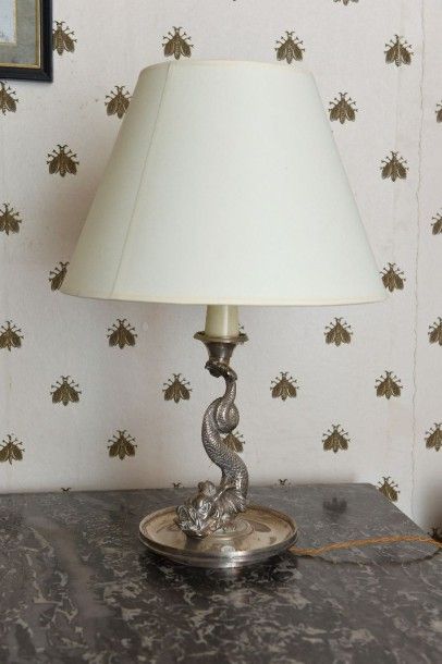 Lampe en bronze argenté en forme de dauphin...