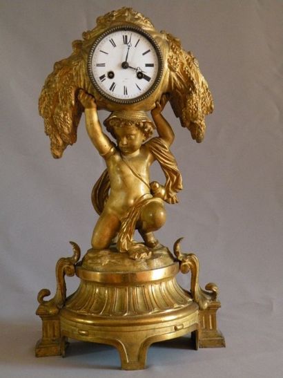 Pendule en bronze ciselé à décor d'un enfant....