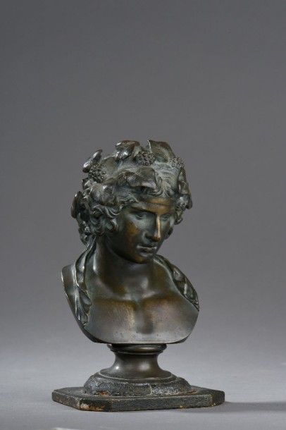 Buste de Bacchus en bronze patiné. H. 20...