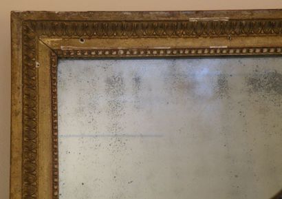Un grand trumeau de glace à décor de cygnes...