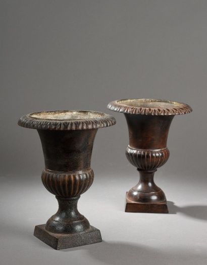 Paire de petits vases Médicis en tôle. H....