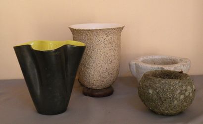 Vase noir en céramique à fond jaune signé...