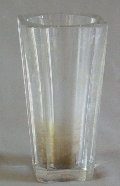 Vase Baccarat à pans. H. 16 cm